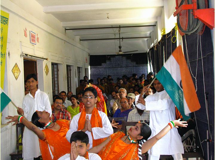 05 HDMVM Entertainment.jpg - Students welcome Dr Deans with traditional dance celebrating the greatness of India.